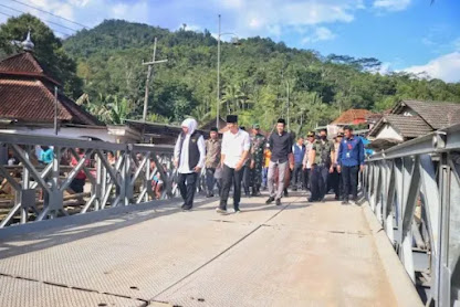 Gubernur Jawa Timur, Khofifah Indar Resmikan Tiga Jembatan Darurat di Trenggalek