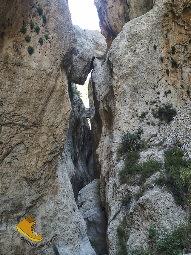 ROCA ENCAJADA EN EL CAÑON DEL MASCARAT