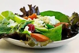 diet for acne. A white plate with mixed fruits and vegetables