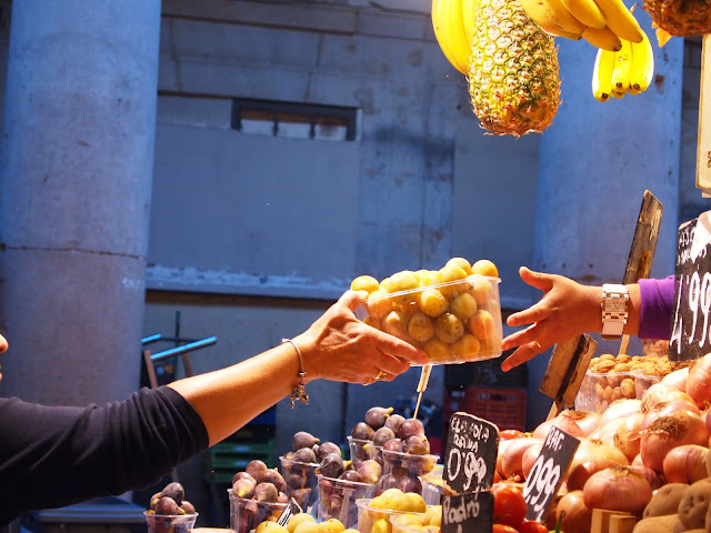 la boqueria barcelona hands