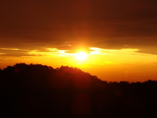 山に夕日が沈んでいく景色