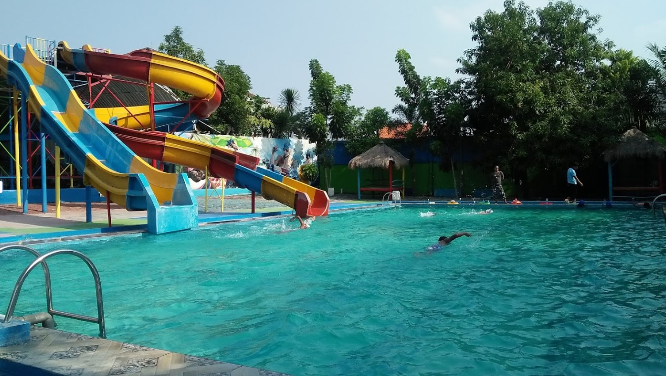 Kolam Renang SURYA Water Boom