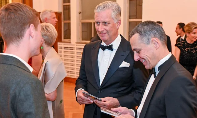 Queen Mathilde wore a sleeveless red dress by Dries Van Noten. President Ignazio Cassis and his wife Paola Rodoni Cassis