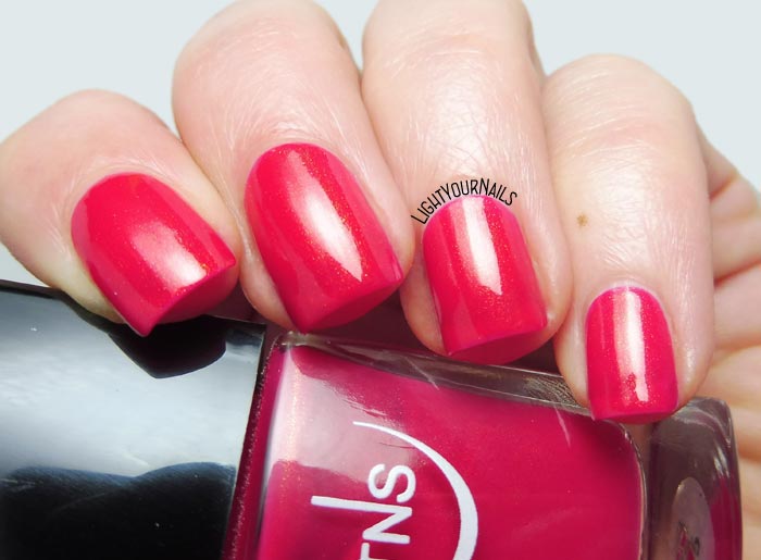 Smalto rosa con pagliuzze dorate TNS Cosmetics 562 Altrove golden shimmery pink nail polish #nails #tnscosmetics #unghie #tnsfirenze #tnsaltrove #lightyournails