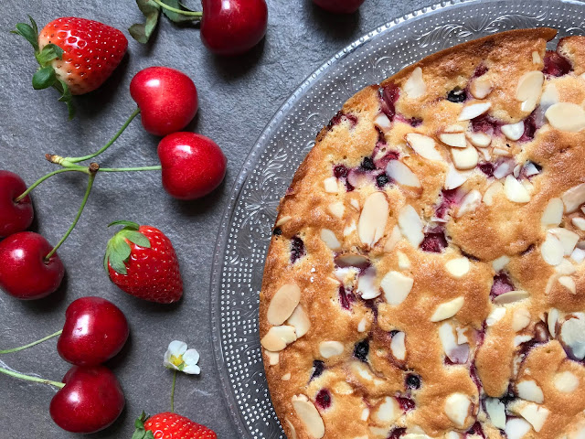 pastel esponjoso de frutos rojos receta