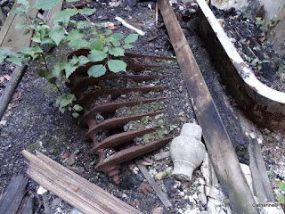 urbex-villa-manoir-Amélie-piano-extérieurs-radiateur-jpg