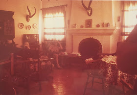 Rudolf Janda en el salón de la casa forestal de Yunquera (1983). Fuente: Archivo personal de José Pino Rivera.