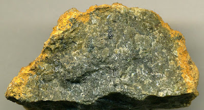 Dunit merupakan batuan beku plutonik berkomposisi ultramafik. Warna hijau pada batu ini disebabkan karena kandungan olivin yang menyusun hampir seluruh komposisi fisiknya