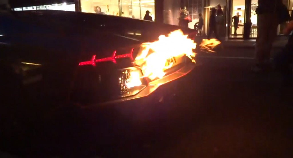 ランボルギーニでマフラーから火を噴くパフォーマンス 車体に引火ｗｗｗｗｗ Re Sound To Mind