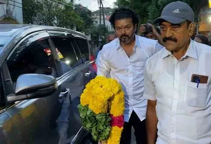 Chennai, News, National, Vijay, Actor, Manobala, death, video, Thalapathy Vijay pays last respects to Manobala in person.