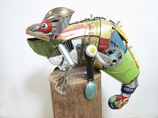 "Маленький лес" - выставка с участием серии скульптур животных японского художника Нацуми Томита (Natsumi Tomita), созданная из мусора. Используя части сломанного зонтика или велосипеда, пустые банки и кухонную утварь, скульптор воспроизводит подобие различных существ. 