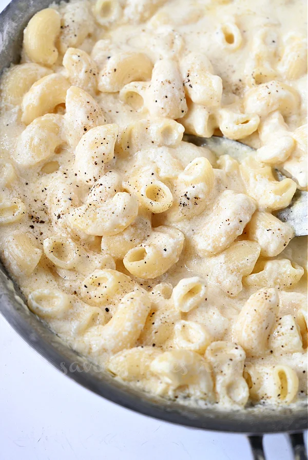 mac and cheese in a pan with pepper powder