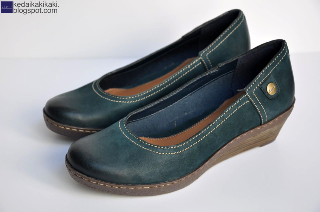 CLR0111 : Clarks Women Harper Wish Dark Blue