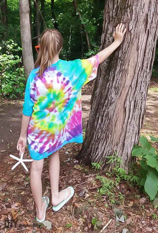 Try this easy technique for creating fabulous Swirl Tie Dye tees that will ROCK your summer! Step by step instructions can be found at DIY beautify.