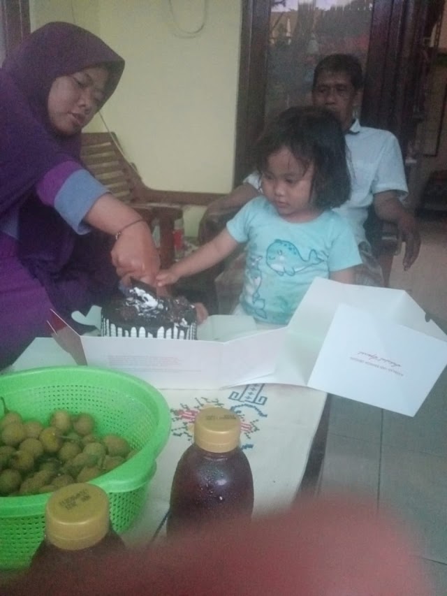 PENGORBANANMU TAK DAPAT DI GANTI OLEH KUE TART HANYA DOA YANG AKU PANJATKAN