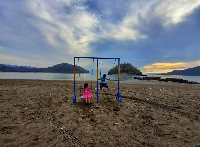 fasilitas bermain anak di pantai wadu jao dompu