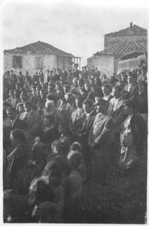 Πάσχα 1954, Άκοβος. Έξω απο τη Εκκλησία. Αριστερά ειναι το σπίτι του ευθύμη Σωφρονά. Δεξιά η χαλατζούκα και το σπίτι του Πουλόπουλου Βασίλη.