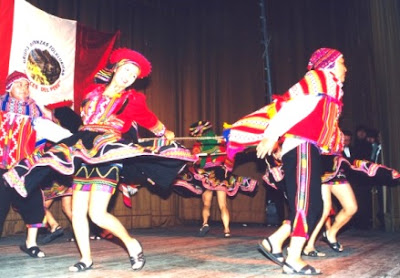 Foto de parejas bailando la danza Valicha - Vestimenta