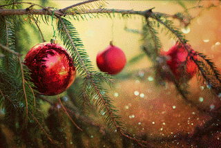 une branche décorée d’un sapin de Noël