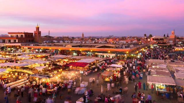 Nép mình dưới chân dãy núi Atlas, Marrakesh là một trong bốn thành phố hoàng gia của Morocco. Không dành cho những người yếu tim, đây là một đô thị nhộn nhịp với những con đường hẹp, những người bán hàng rong, vô số âm thanh và mùi vị. Đây cũng là một trong những thành phố thú vị nhất ở Bắc Phi. 