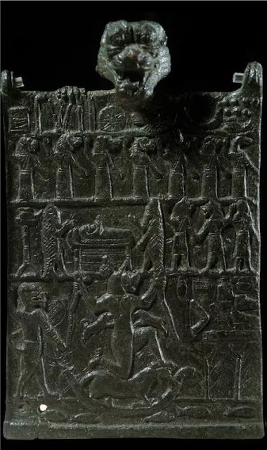 Este livreto mesopotâmico em bronze apresenta um antigo exorcismo e está no Museu do Louvre, em Paris.