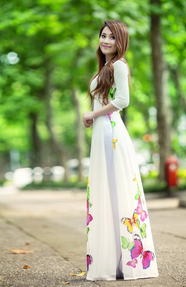 Thiếu nữ áo dài trắng hoa