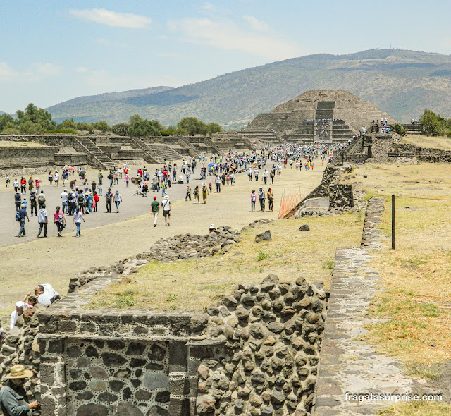 Avenida dos Mortos e Pirâmide da Lua de Teotihuacán