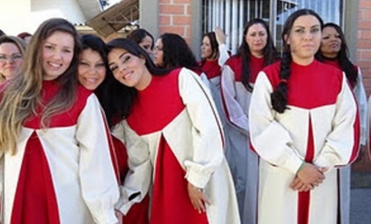 Coro de presidiarias en prisiín de Brasil