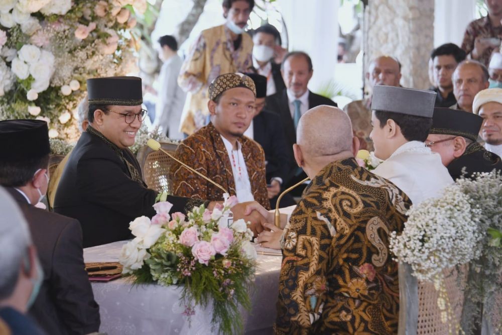 Gubernur DKI Jakarta Anies Rasyid Baswedan menikahkan secara langsung Ali Huraebi dan Mutiara Baswedan pada Jumat pagi