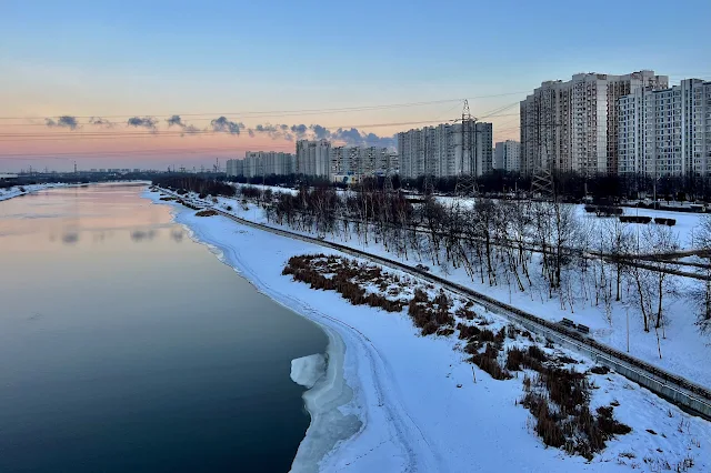 вид с Братеевского моста, Москва-река, парк Братеевская набережная, улица Борисовские Пруды