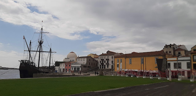 Nau quinhentista no rio Ave em Vila do Conde e algumas construções ao fundo