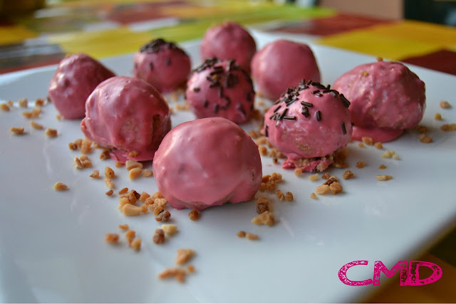 cake pops de brownie de chocolate blanco envueltas en chocolate de fresa