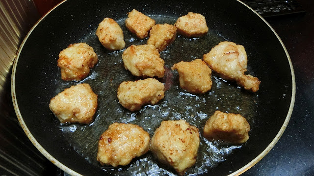 鶏肉も同様に油で揚げ焼きにしてカリッと仕上げる