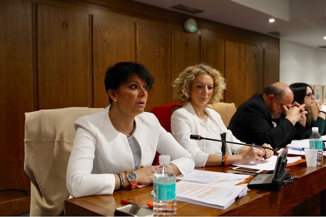 Rosa Luna y Ruth Santín (Ciudadanos Cs) en el Pleno de Ponferrada (León)