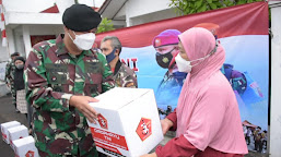  Kepala Staf Subkogartab 0618 Kota Bandung Bagikan 250 Paket Sembako