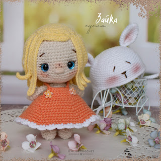 вязаная игрушка крючком кукла в шапочке зайца crochet toy doll wearing a bunny hat