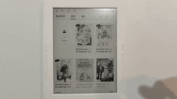 Hyread Gaze Mini+的實體按鍵在Meebook的書櫃界面中沒有特殊功能，但在Hyread的書櫃則能用來翻頁