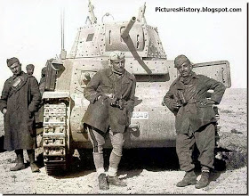 Italian soldiers tank north africa ww2