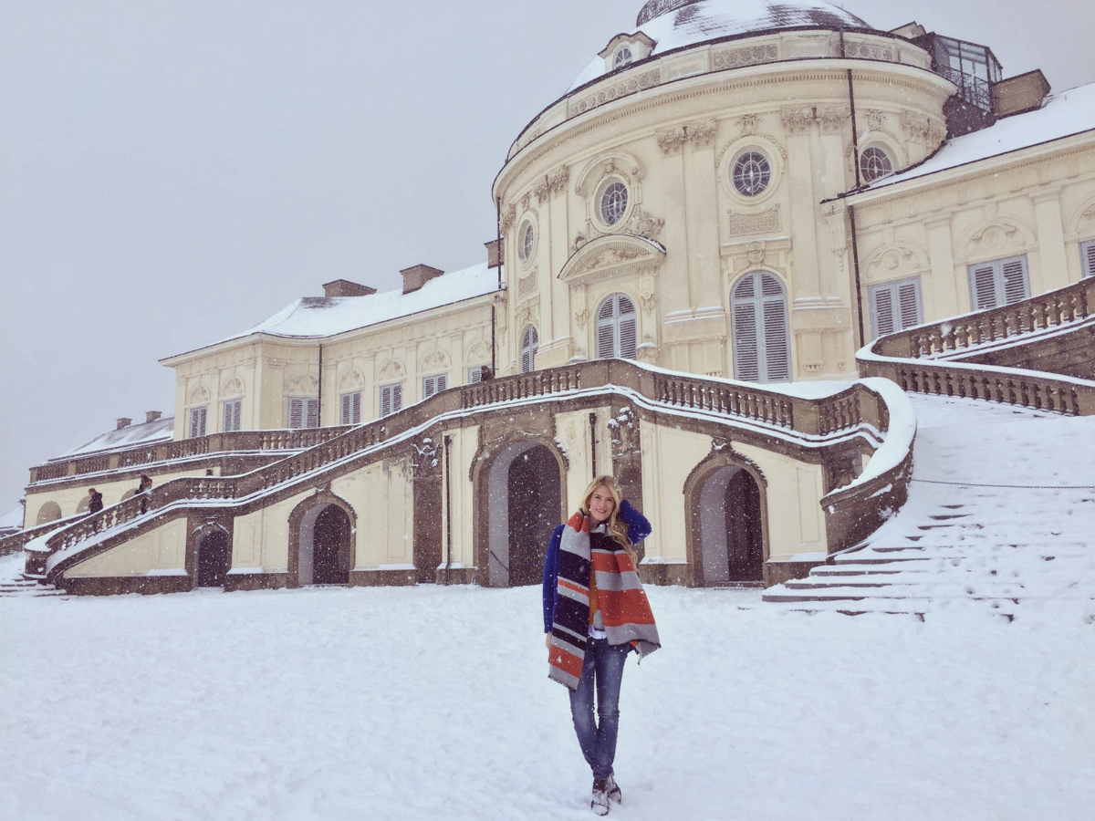 Colorblocking Fashion Outfit Winter Schnee Schloss Solitude Stuttgart