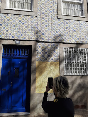 turista fotografando azulejos