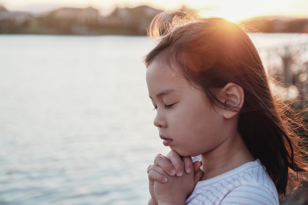 Gambar anak kecil berdoa Kristen