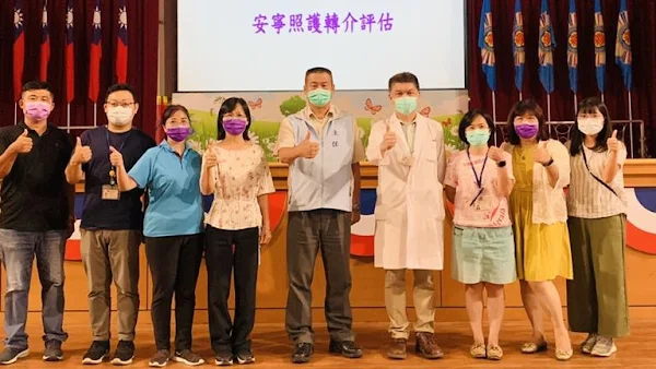 ▲中彰榮家與台中榮總安寧團隊跨專業合作，共同推動「病人自主權利法：預立醫療決定」與「安寧緩和」宣導及訓練課程。（圖／記者林明佑翻攝）