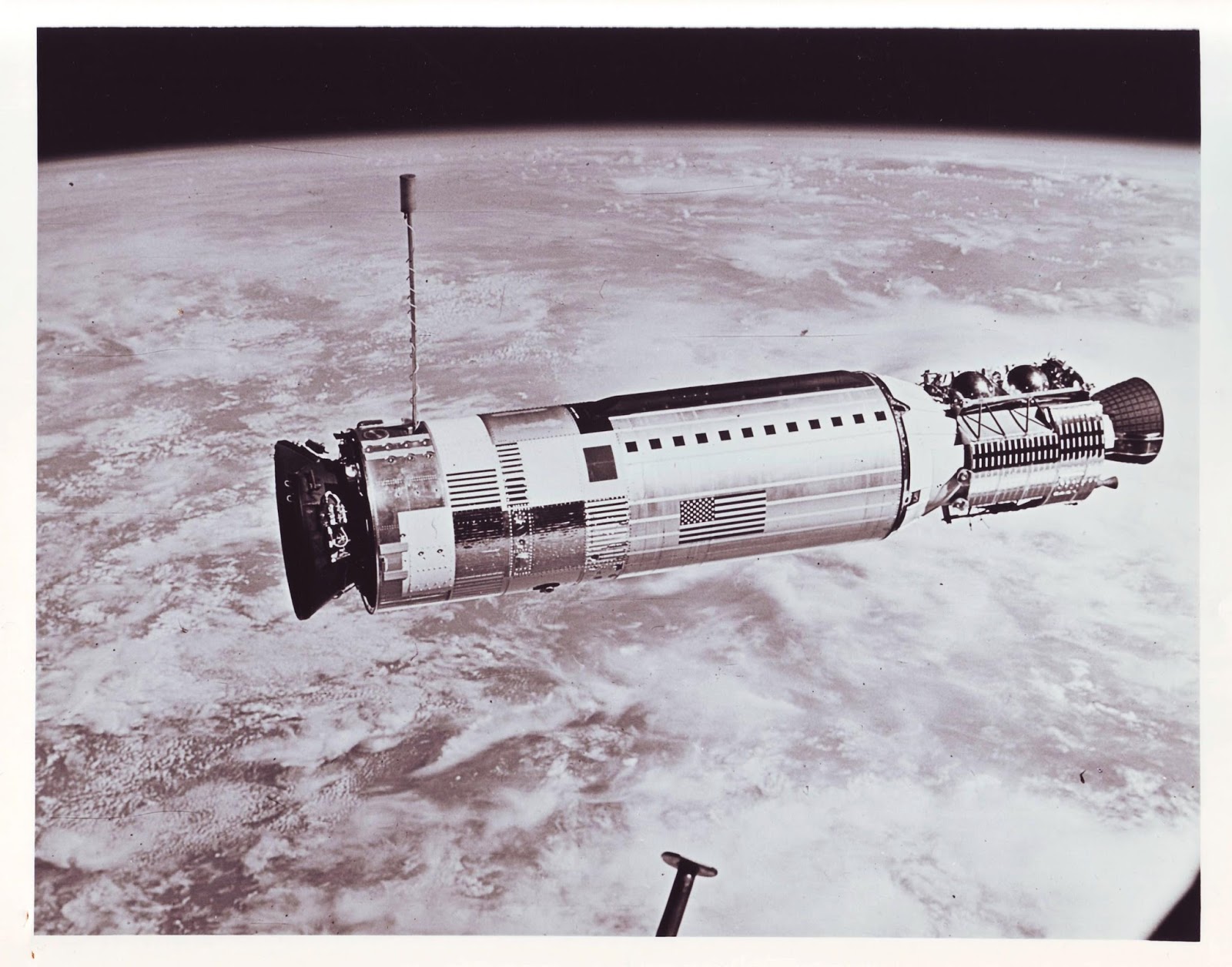 Le premier amarrage de l histoire entre deux véhicules spatiaux s effectue sans aucun probl¨me Mais peu de temps apr¨s les astronautes constatent que