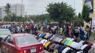 #EndSARS Protesters Hold Jumaat Prayers On The Road