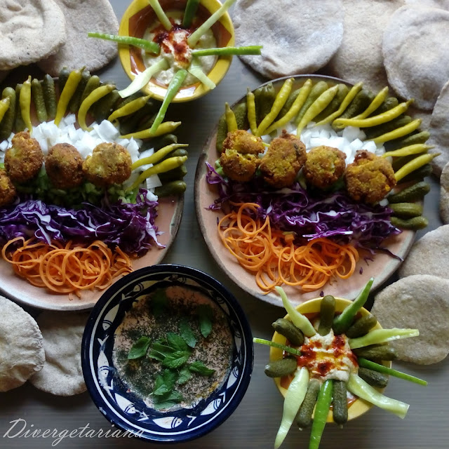 Mesa con menú de celebración a base de falafel y pan de pita