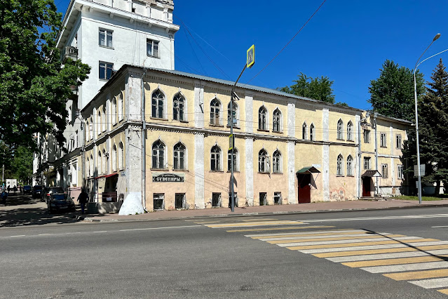 Дзержинский, площадь Святителя Николая, жилой дом 1940 года постройки, жилой дом 1860 года постройки