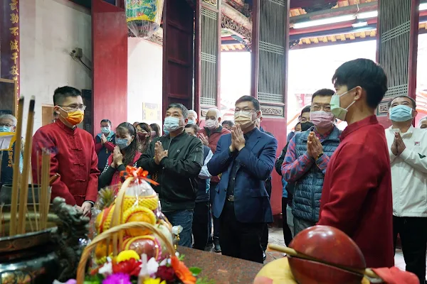 ▲鹿港鎮長許志宏3日率公所團隊與代表、里長們，虔備鮮花素果、清茶金帛，更依循古禮的準備君臣宴（筋參燕）來宴王。（記者林明佑翻攝）