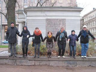 Aaltoliike lähti oikealta laidalta.