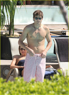 Nipple Sighting: Ashton Kutcher