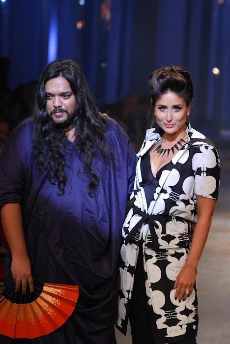 kareena kapoor stopper for designer kallol datta at lfw 2012. hot photoshoot